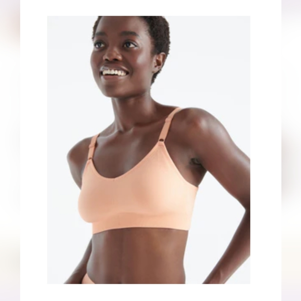SOLD KNIX Size Medium "Good To Go" Wireless, Seamless T Shirt Bra- Pale Peach